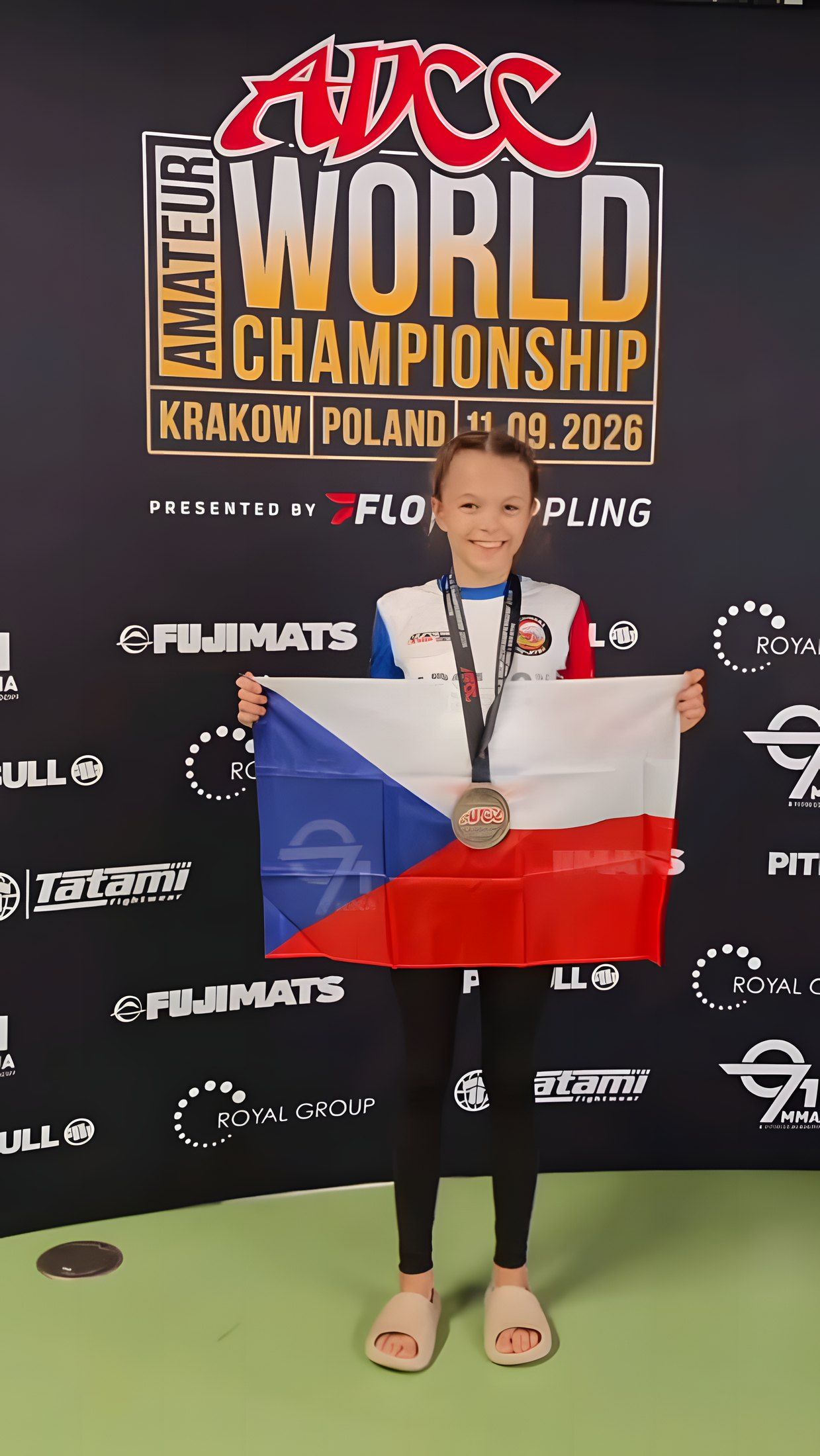 Adéla s bronzovou medailí a českou vlajkou na amatérském mistrovství světa ADCC v Krakově