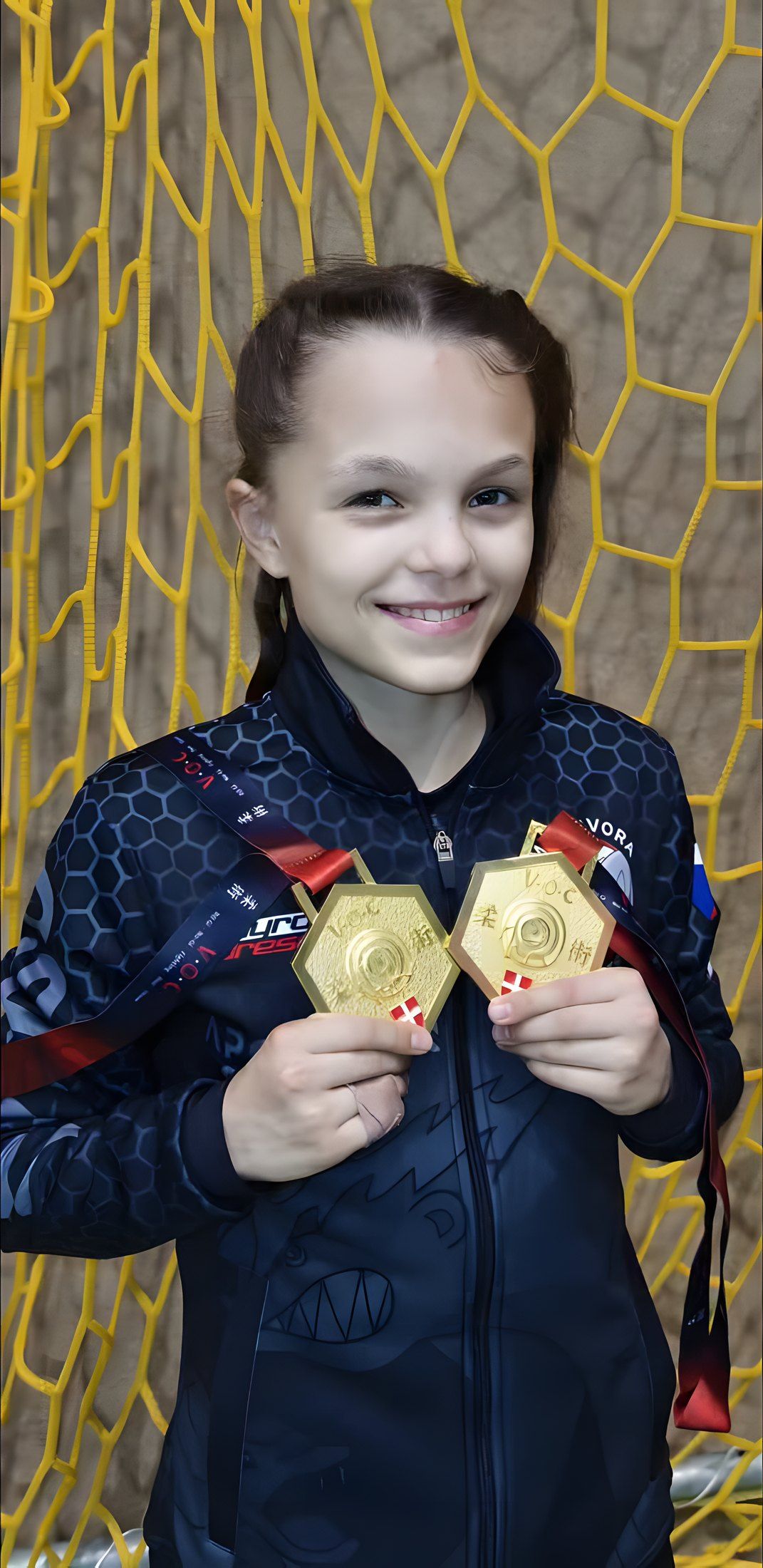 Usměvavá Adéla ukazuje dvě zlaté medaile z Vídně